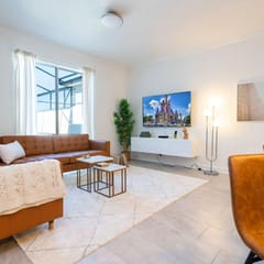 Stylish & Fun Retreat, Pool, Themed Rooms