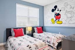 5BR Family Home, Pool, Theme Beds, Space, Location