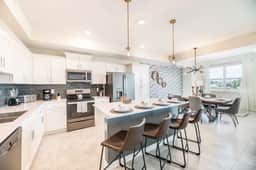 Chic 2Bed Condo at Storey Lake, Mickey Room