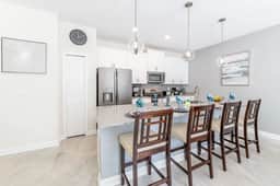 Chic, Spacious with Private Pool, Ideal Location