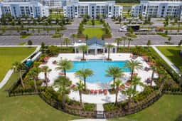 Cozy & Stylish 2BR Condo, Prime Storey Lake Spot