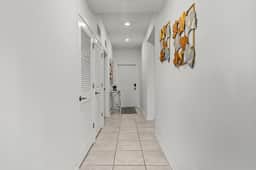 Cozy & Stylish 2BR Condo, Prime Storey Lake Spot