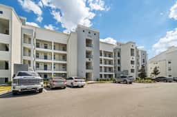 Cozy & Stylish 2BR Condo, Prime Storey Lake Spot