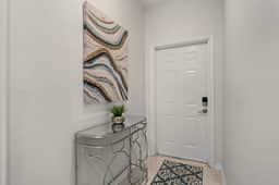 Cozy & Stylish 2BR Condo, Prime Storey Lake Spot