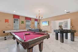 9BR Family Retreat, Private Pool, Storey Lake