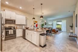 Spacious Modern Condo, Mickey and Game Room Fun