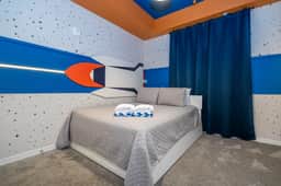 Stylish 2-BR Apt, Sleeps 7, Near Disney Magic