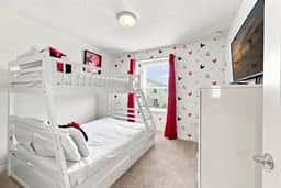 Premium 5-Bed Townhome, Themed, Perfect Location - Image 3