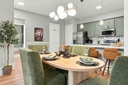Designer Luxury 3BR, Stunning Lake View, Vista Cay - Image 2