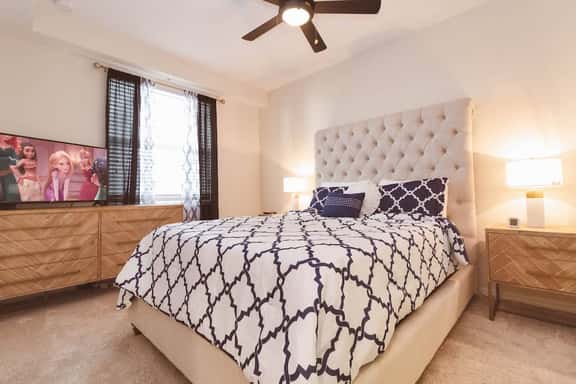 Beautiful Decor 2BR Apartment Near Disney - Image 1