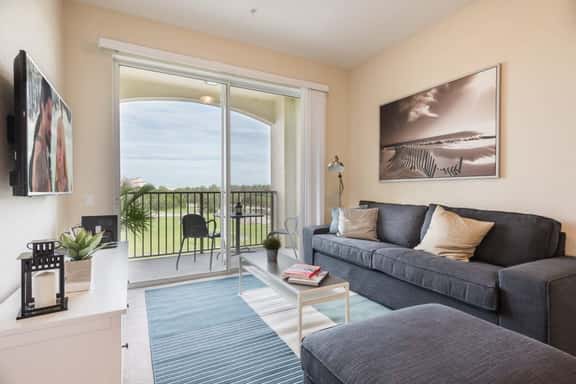 Beautiful Modern Condo in Prime Location - Image 1