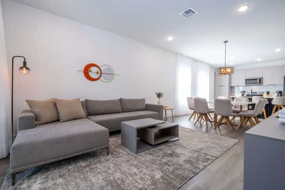 Bright & Spacious 4BR Near Attractions - Image 1