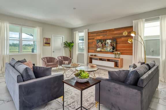 Chic Luxury Decor, Prime Location, Game Room Bliss - Image 1