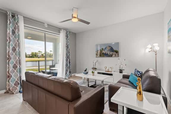 Cozy & Stylish 2BR Condo, Prime Storey Lake Spot - Image 1