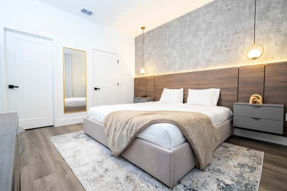 Doppio Westside Retreat with themed Rooms - Image 1