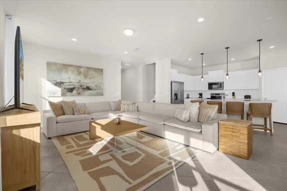 Elegant 6BR Home Perfect for Families - Image 1