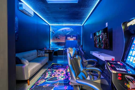 Home 6Bed , Themed Rooms, Game Room, Storey Lake - Image 1