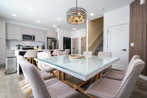 Luxury 4BR Home, themed Bedrooms - Image 1