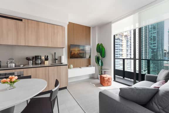 Luxury Miami Stay for 5 Guests - Image 1