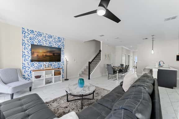 Modern 5BR Retreat, Pool, Water Park & More - Image 1