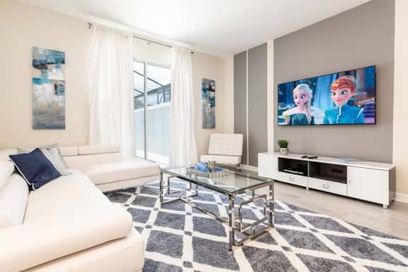 Modern Comfort 4BR Home with Pool - Image 1