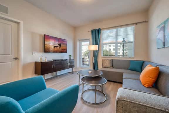 Prime Location-Spacious Condo for 8 Guests - Image 1