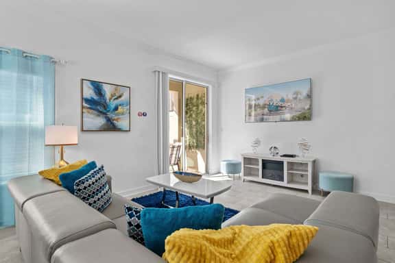 Spacious 5BR Home with Pool Near Top Attractions - Image 1