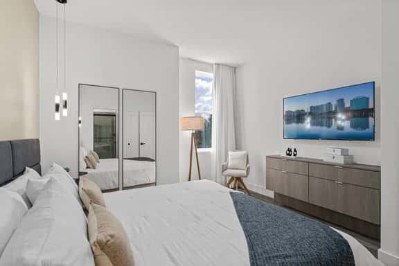 Spacious Getaway with Modern & Themed Rooms - Image 1