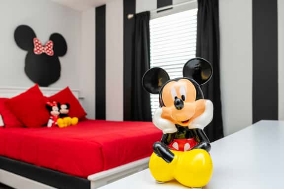 Storey Lake Home, Mickey & Minions Beds, Sleeps 12 - Image 1