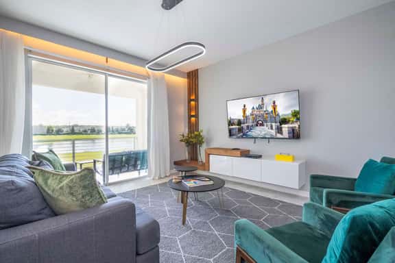 Stylish 2-BR Apt, Sleeps 7, Near Disney Magic - Image 1