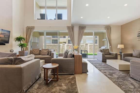Upscale 3BR suites, Patio with BBQ & Jacuzzi - Image 1
