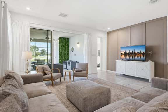 Stunning Retreat, Private Pool, Perfect Location - Image 1
