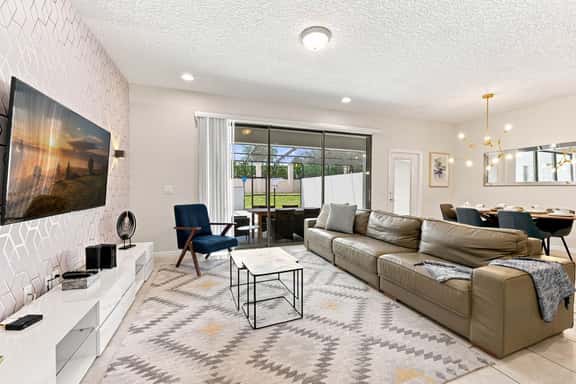 Premium 5-Bed Townhome, Themed, Perfect Location - Image 1