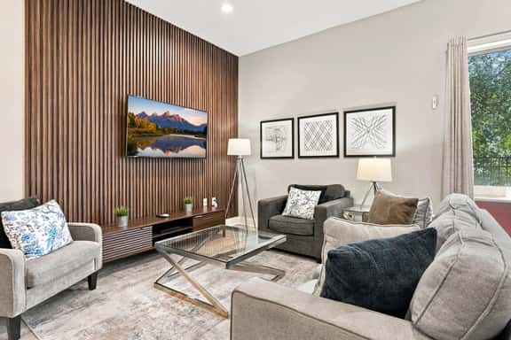 4 Suites, Private Jacuzzi & Prime Location - Image 1