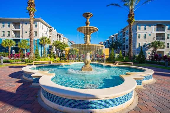 Prime Location-Spacious Condo for 8 Guests - Image 1
