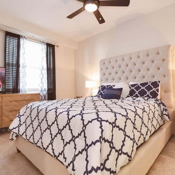 Beautiful Decor 2BR Apartment Near Disney - Image 1