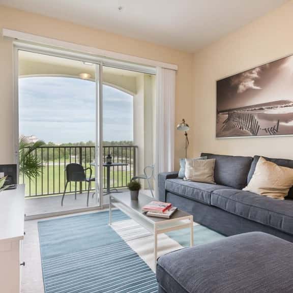 Beautiful Modern Condo in Prime Location - Image 1