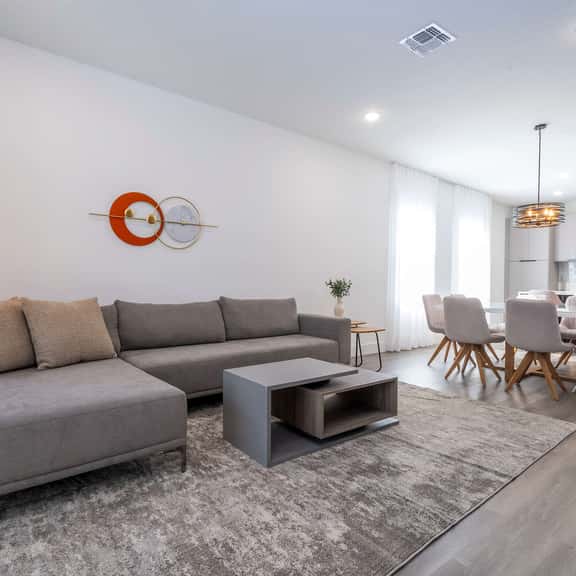 Bright & Spacious 4BR Near Attractions - Image 1