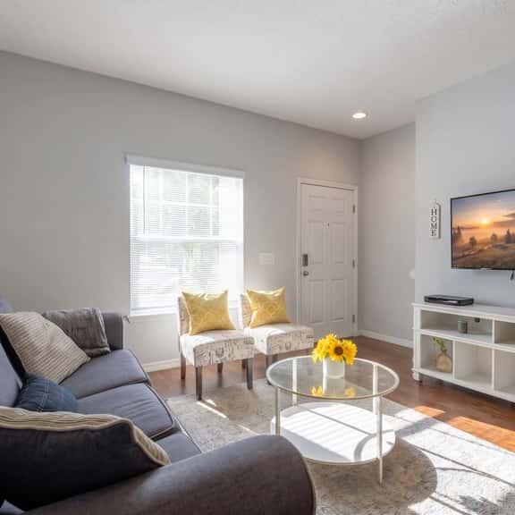 Comfortable 3BR townhome Near Parks, Great Value - Image 1