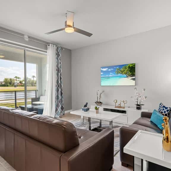 Cozy & Stylish 2BR Condo, Prime Storey Lake Spot - Image 1