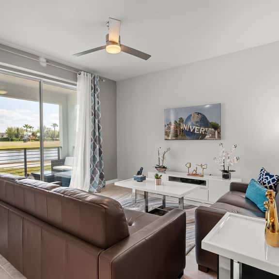 Cozy & Stylish 2BR Condo, Prime Storey Lake Spot - Image 1