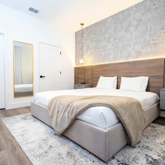Doppio Westside Retreat with themed Rooms - Image 1