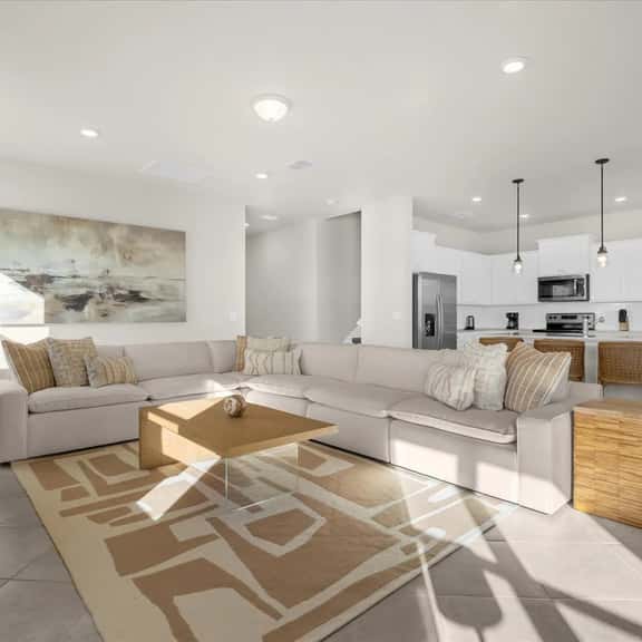 Elegant 6BR Home Perfect for Families - Image 1