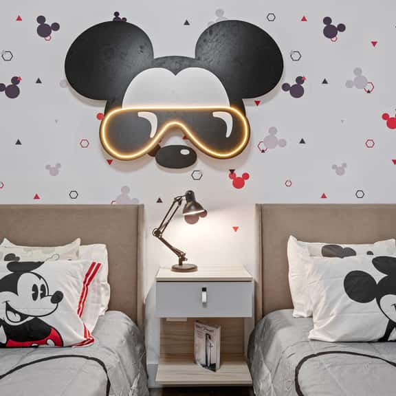 Luxury Stay Near Disney Themed Rooms - Image 1