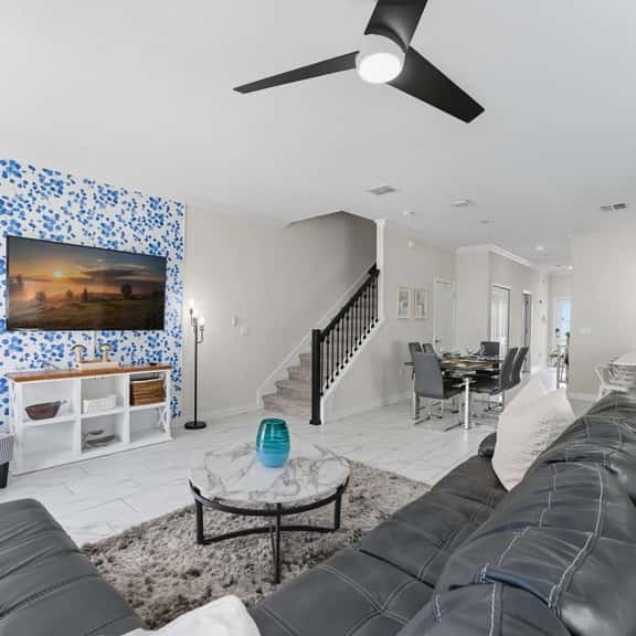 Modern 5BR Retreat, Pool, Water Park & More - Image 1