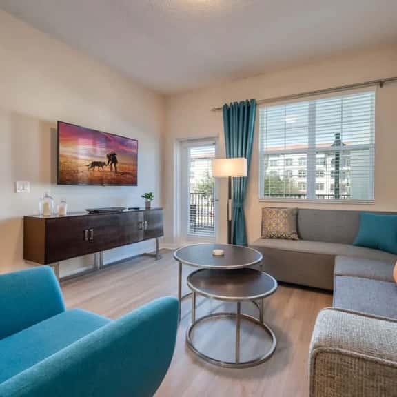 Prime Location-Spacious Condo for 8 Guests - Image 1