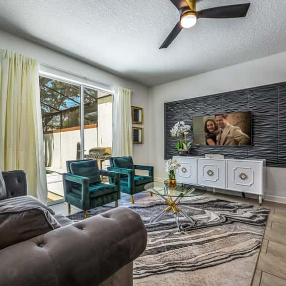 Relax in Style at this Spacious 4-Bedroom Villa! - Image 1