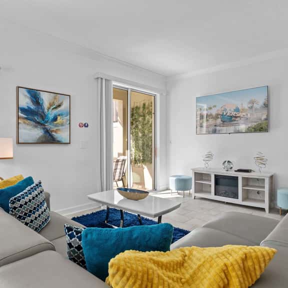 Spacious 5BR Home with Pool Near Top Attractions - Image 1