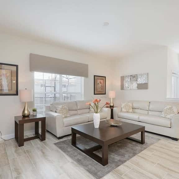 Stunning Storey Lake Villa, Prime Location - Image 1