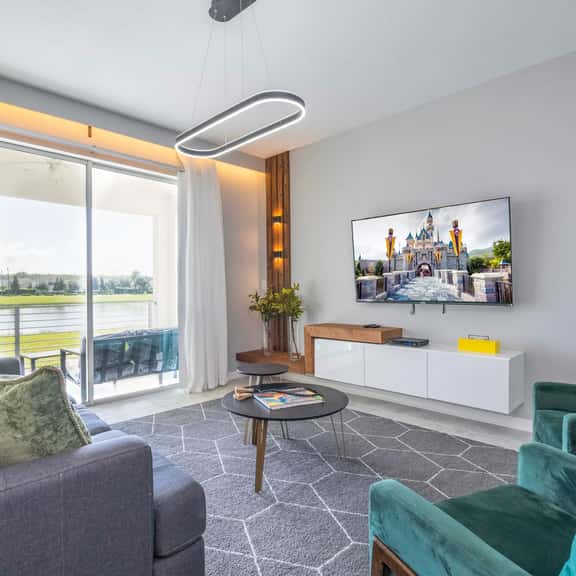 Stylish 2-BR Apt, Sleeps 7, Near Disney Magic - Image 1